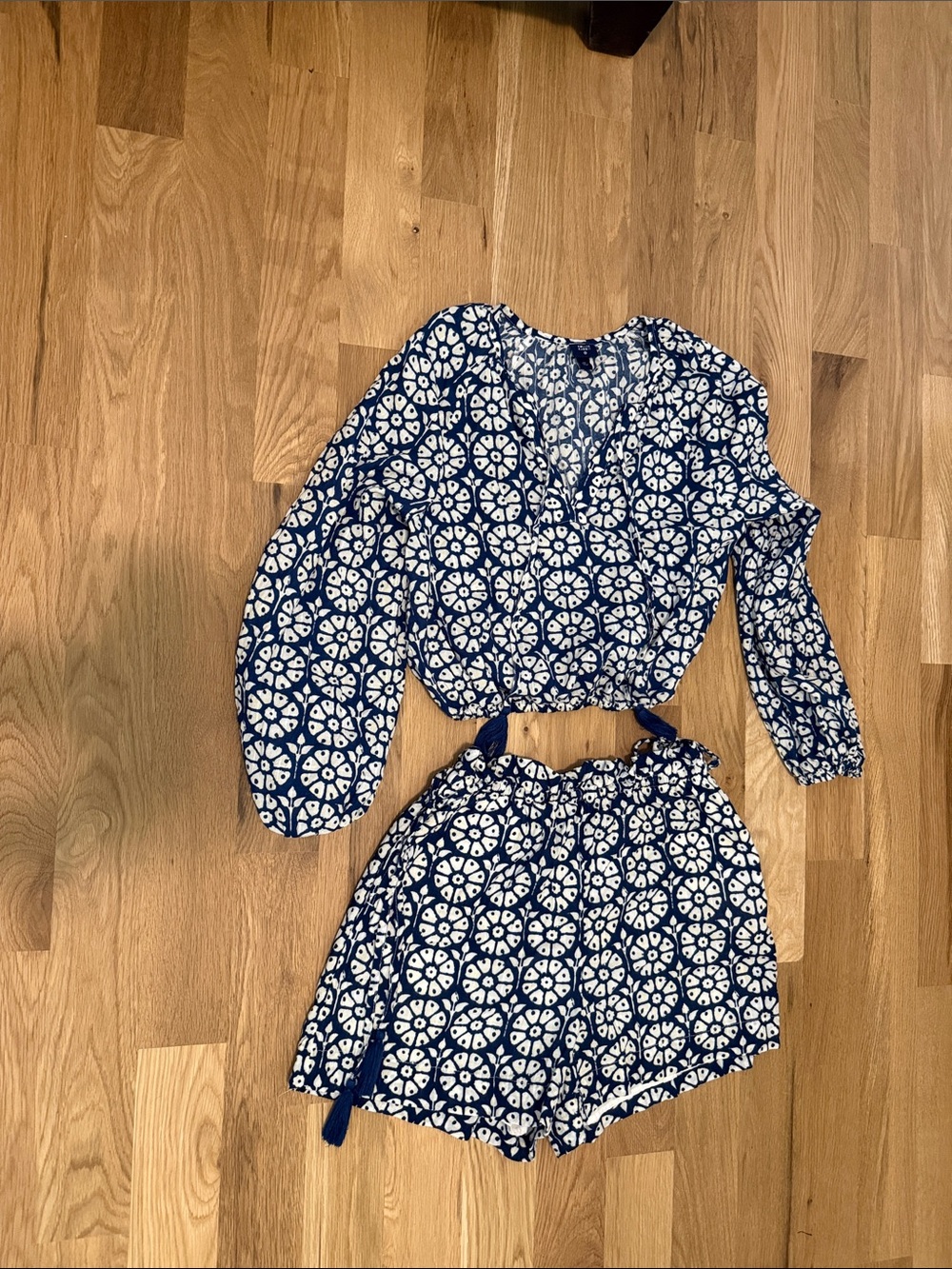 Roller Rabbit Navy and White Floral Pullover Top and shorts set. XS